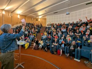 Plusieurs personnes lèvent la main pour voter